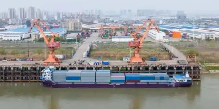 武汉经开港至信阳太仓港集装箱水运直达航路开明